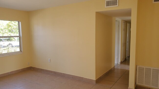 Building Photo - 2411 Nansen Ave