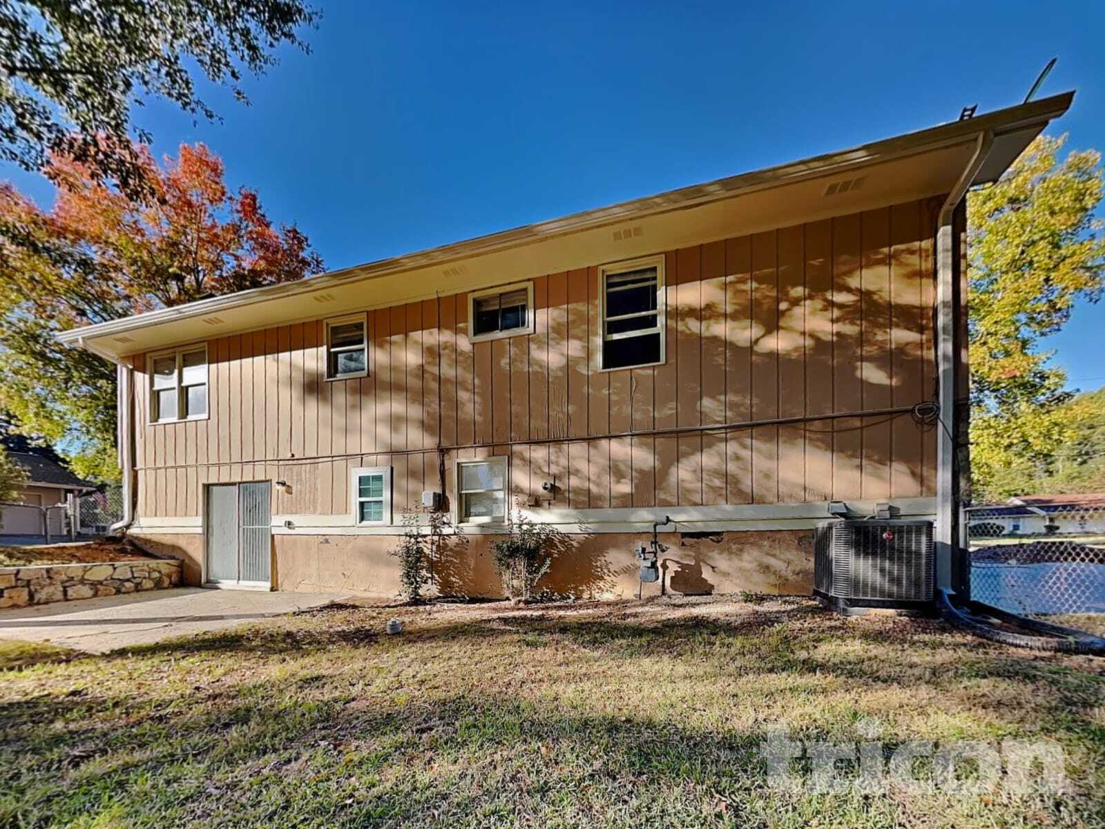 Building Photo - 2236 Windsor Dr SW