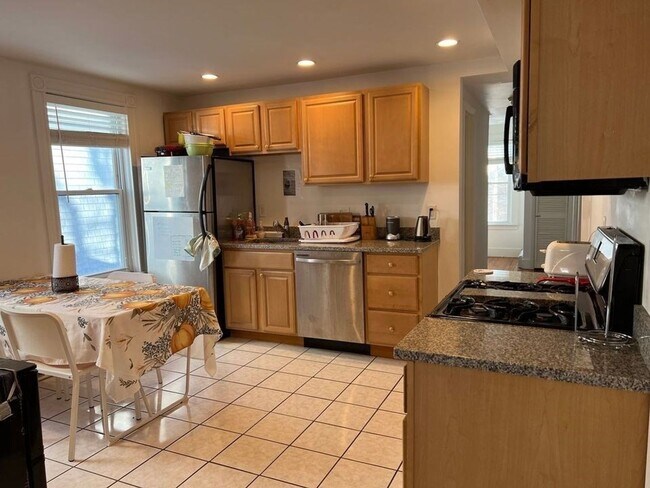 Building Photo - Oak Square Huge 2nd & 3rd floor SIX bed 3 1/2 bath Brighton