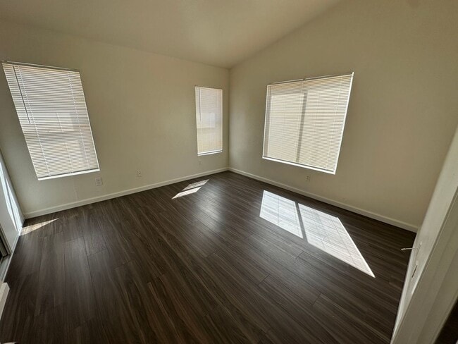Building Photo - 3 BEDROOM ADELANTO HOME