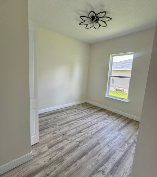 Building Photo - 20 Pine Hill Ln