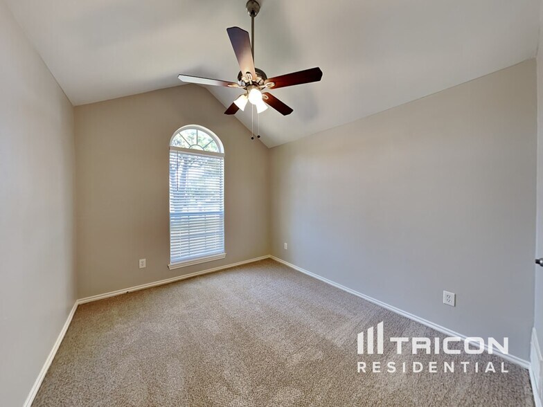 Building Photo - 352 N Beltwoods Dr