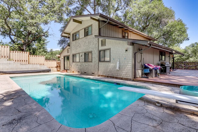 Building Photo - 2820 Greenway Dr