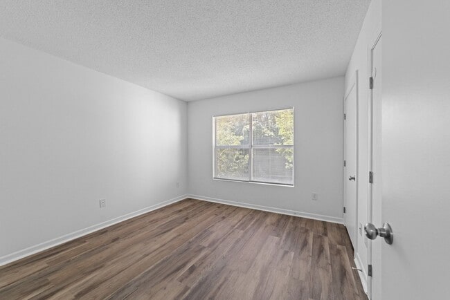 Building Photo - Two bedroom one bath apartment