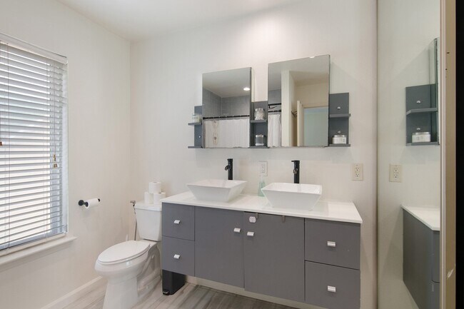 Building Photo - 11681 Village Pl Dr