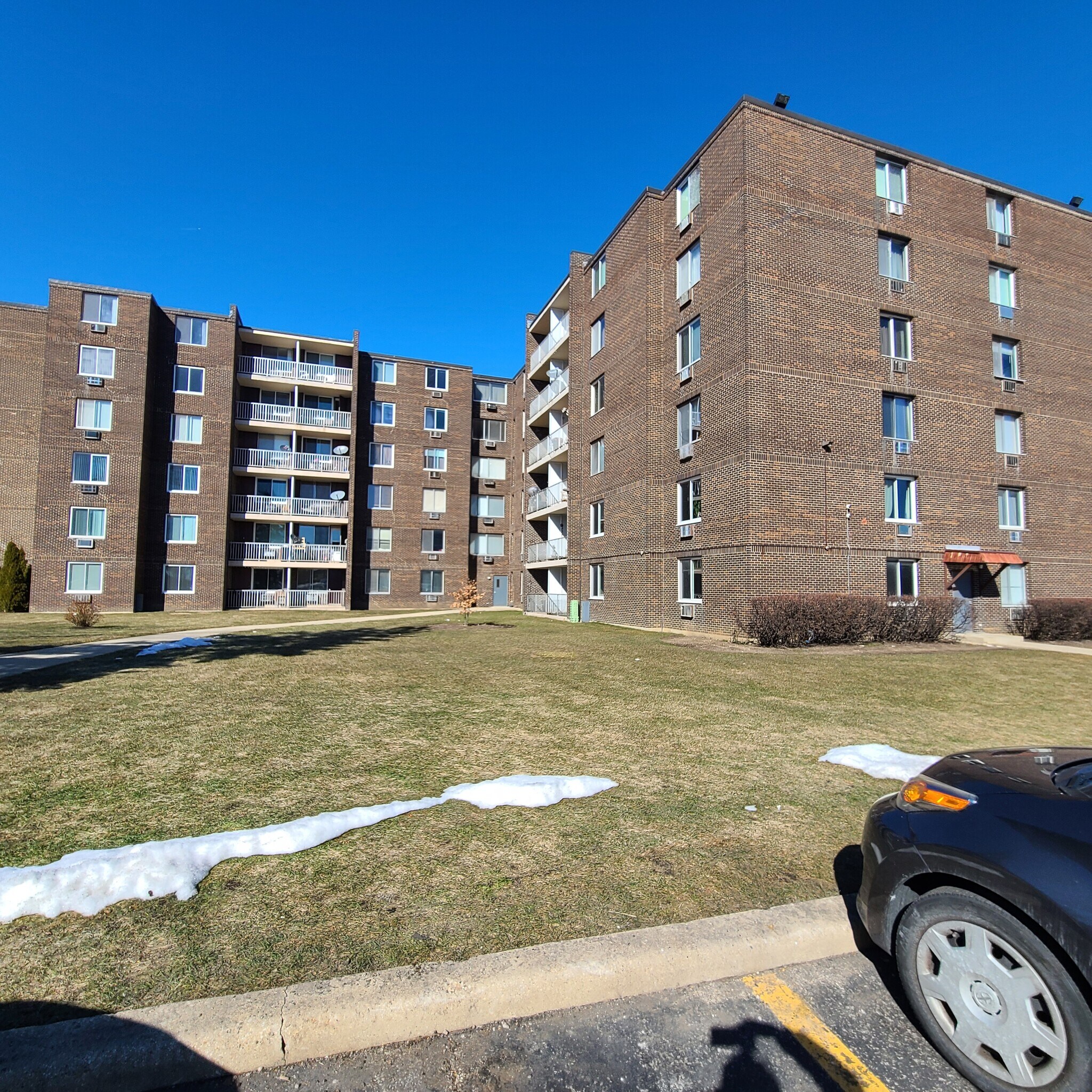 Building Photo - 225 S Rohlwing Rd