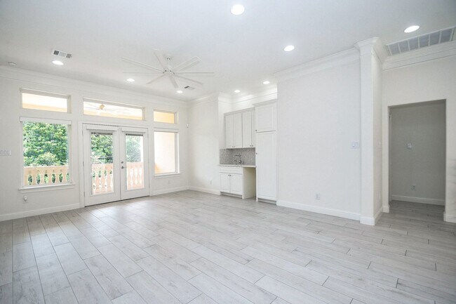 Building Photo - 422 Mignon Ln
