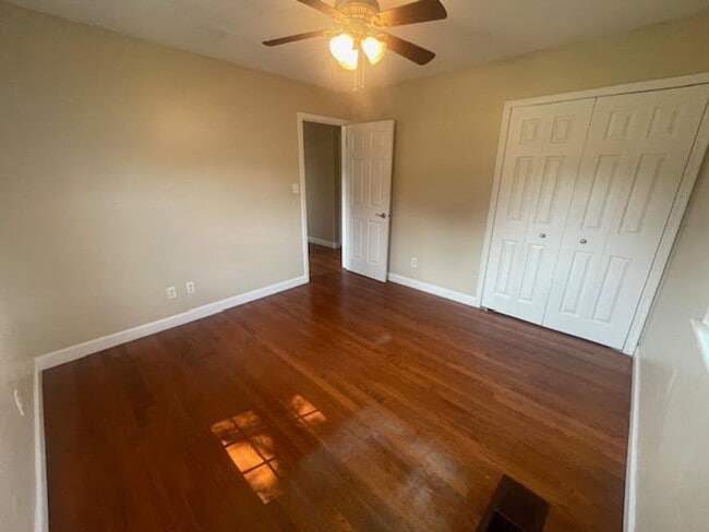 Building Photo - Three Bed Room Two Bath Single-Family Home