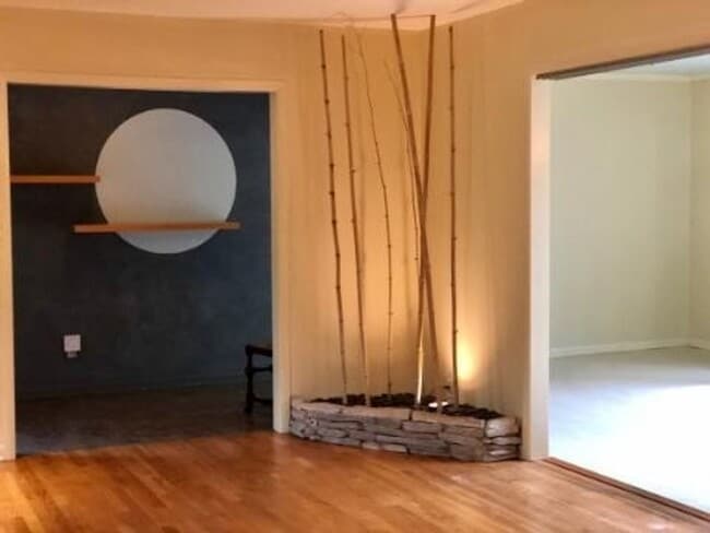 Building Photo - This gem is situated and Lovely 3BE/2BA on a quiet street in Warner Park
