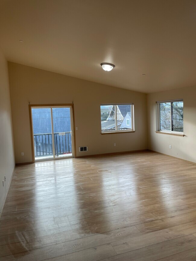 Building Photo - 3010 Everett Ave