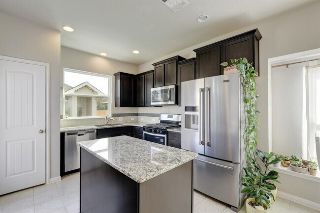 Building Photo - 518 Stonewood Ln