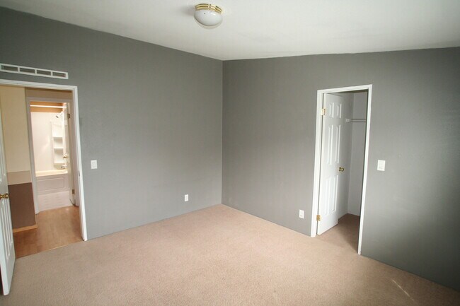 Building Photo - 3 bed 2 bath home with fireplace