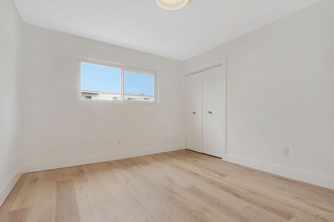 Building Photo - 2 Bed / 1 and 1/2 Bath Townhouse in Highla...