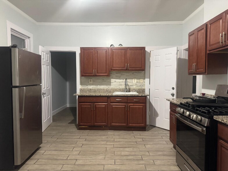 Building Photo - 65 Sargeant St