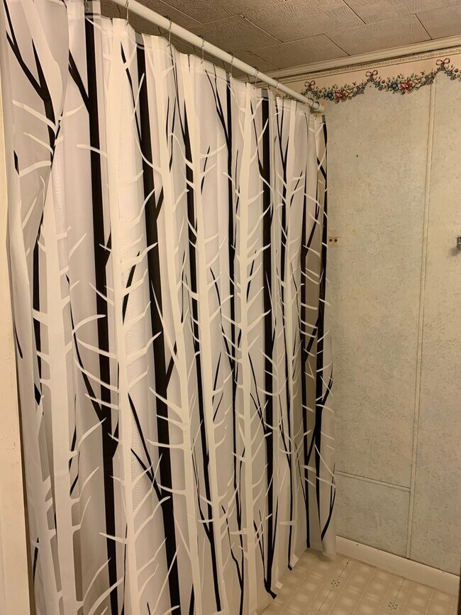 Building Photo - Multi-level 3-bedroom, 1-bath single-family home