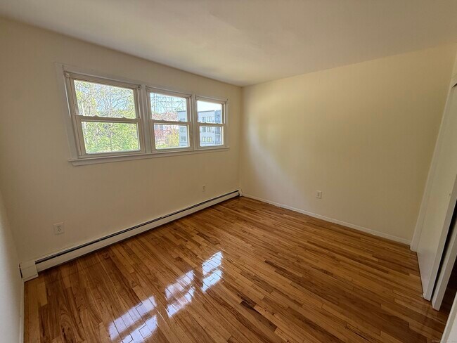 Building Photo - 324 Strawberry Hill Ave