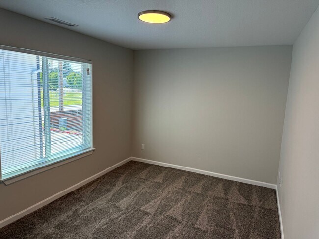 Building Photo - New 4 Bed / 2.5 Bath Duplex! $250 Amazon G...