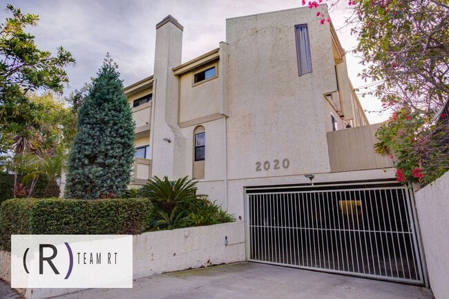 Building Photo - Gorgeous townhouse in a quiet 6-unit gated complex