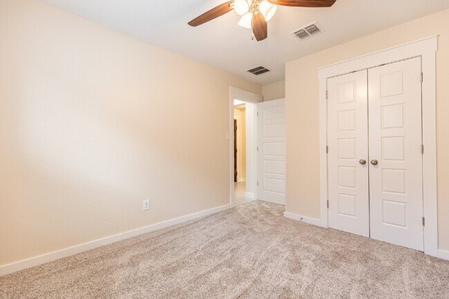 Building Photo - 142 Destiny Dr