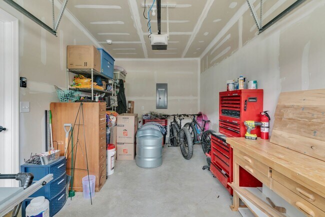 Building Photo - Beautiful Townhome!! Great Location!!