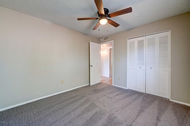 Building Photo - 5945 S Palm Dr