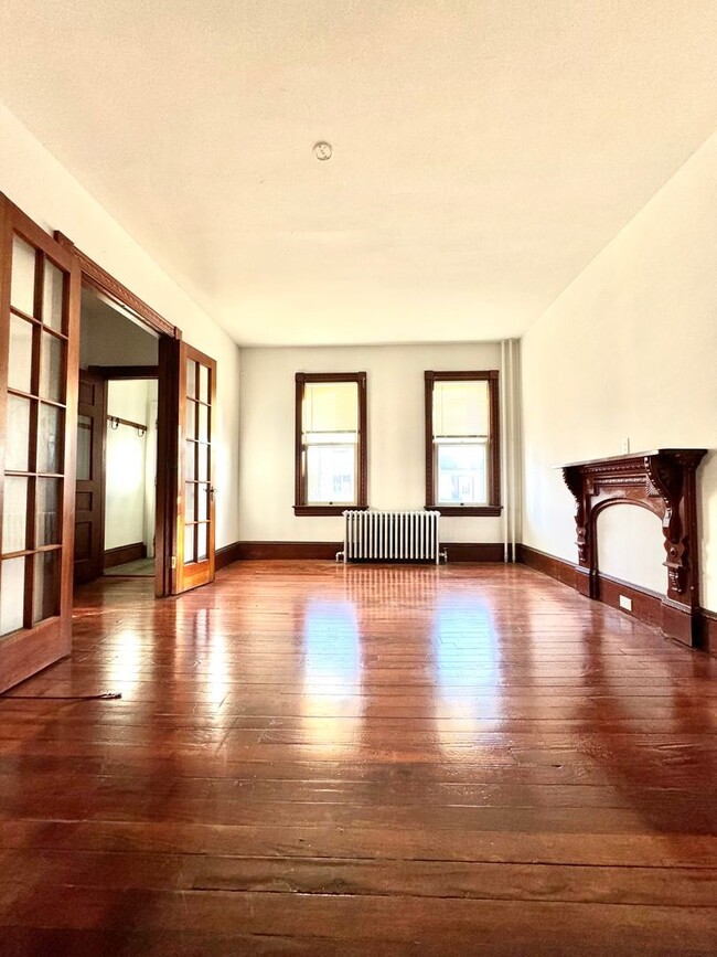 Building Photo - Spacious Duplex with hardwood floors and g...