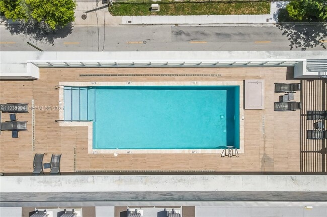 Building Photo - 321 NE 26th St