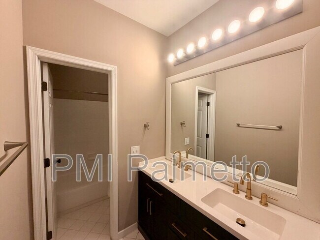 Building Photo - 3923 W Buchanan Dr