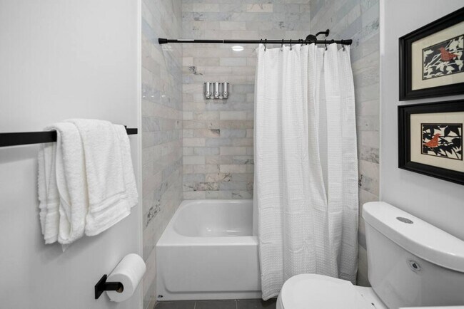 Building Photo - 704 Wayne St