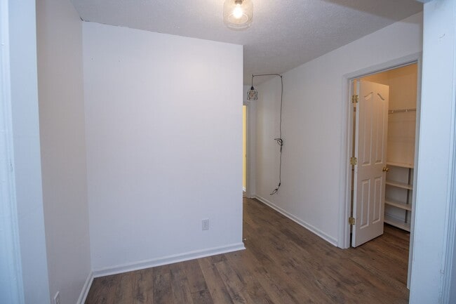 Building Photo - Beautiful 3BR/2.5BA Home with Fenced Yard, Granite Kitchen & Neighborhood Pool