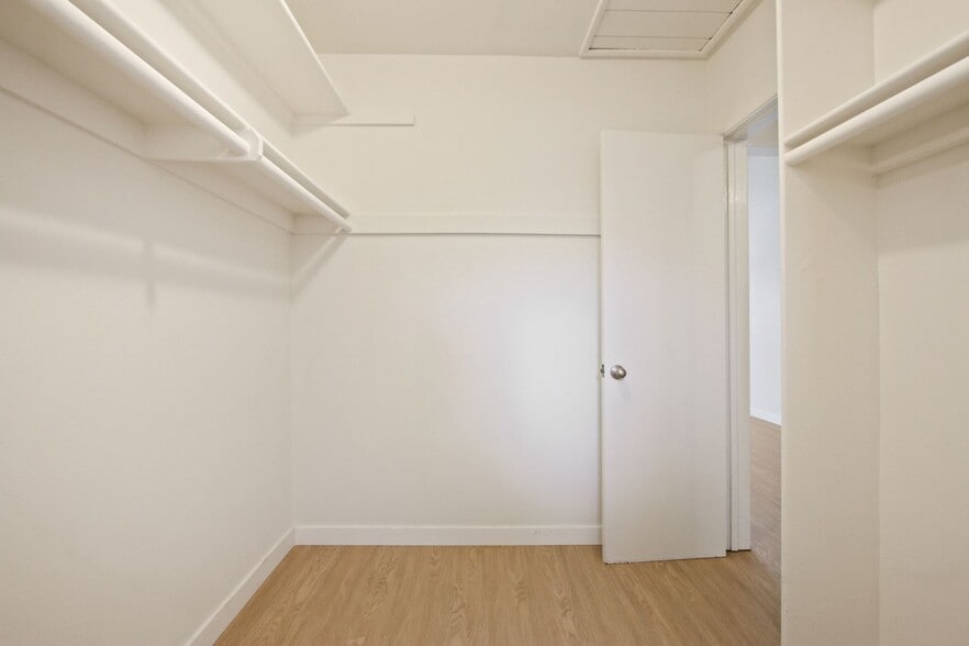 Building Photo - 10908 SM Blvd, prime Westwood, near transit