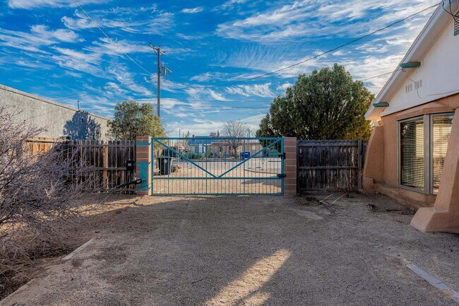 Building Photo - 609 Candelaria Rd NW