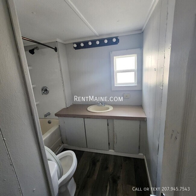 Building Photo - 681 Main Rd N