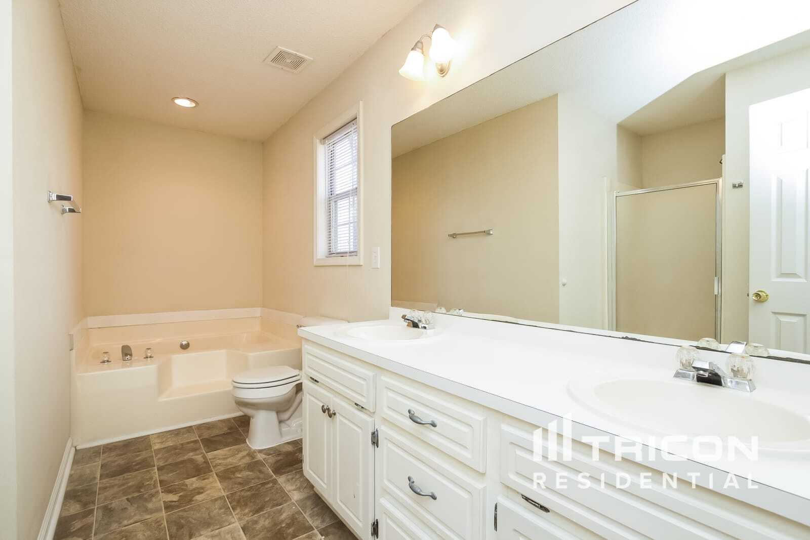 Building Photo - 1601 Larkwood Dr