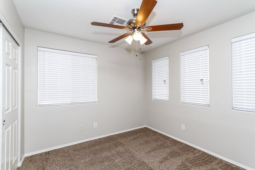 Building Photo - 6015 Ambleshire Ave