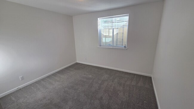 Building Photo - 4 bed 3 bath 2 car garage all maintenance provided townhome