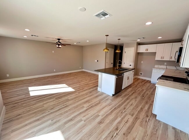 Building Photo - Beautiful New 3 Bedroom Phoenix home with Den/Loft! No HOA