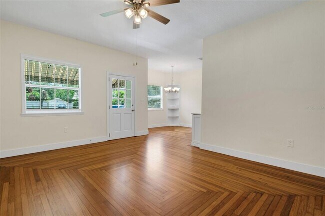 Building Photo - 934 Vistabula St