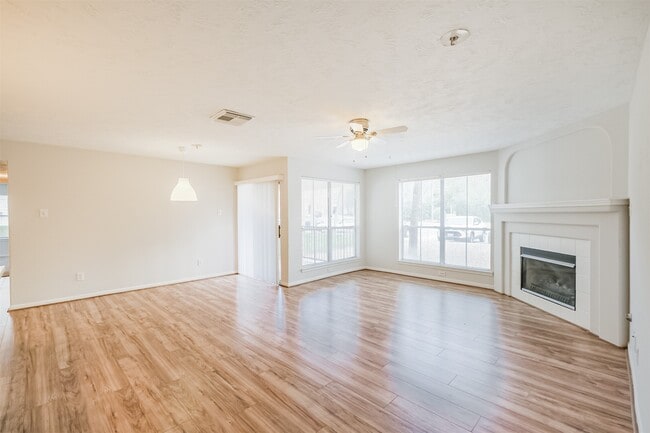 Building Photo - 8051 Bay Branch Dr