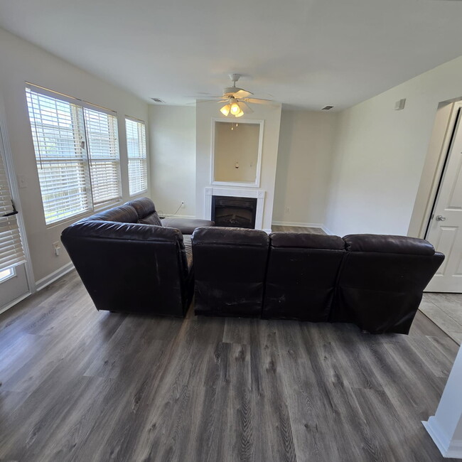 Building Photo - "Charming 3-Bed Retreat with 2.5 Baths on Cimmaron Court, Hampton!"