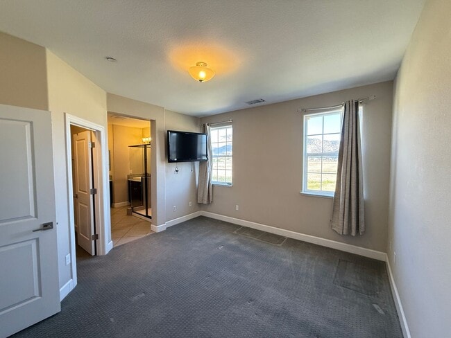 Building Photo - 3 Bedrooms, 2 1/2 Baths with a 2 Car Garag...