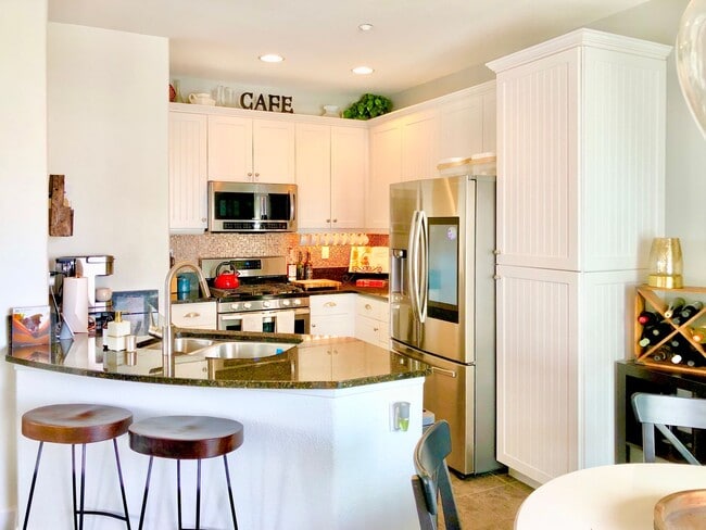 Building Photo - Beautifully Upgraded & Appointed End Condo...