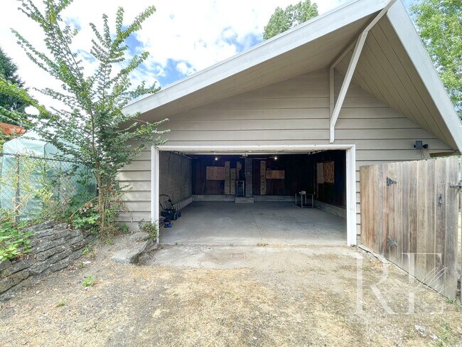 Building Photo - 3BR Bremerton Home with Vintage Charm & Mo...