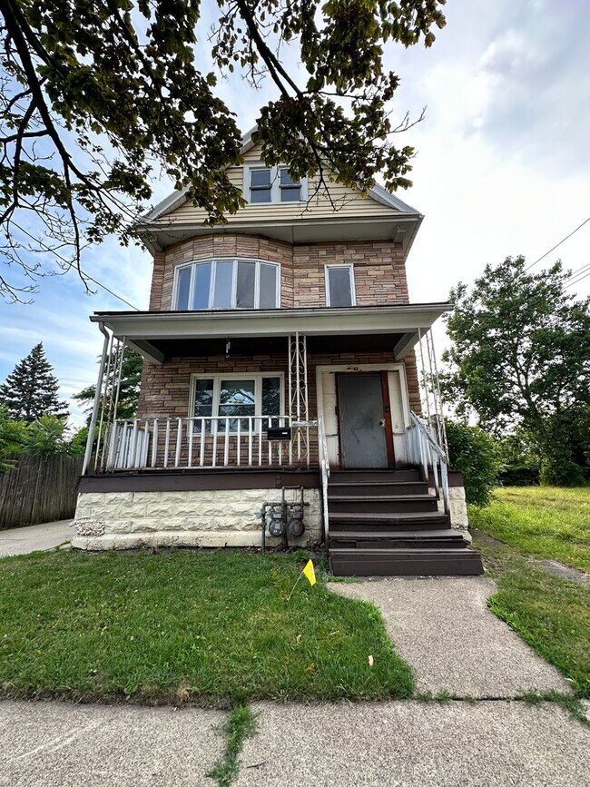 Building Photo - 82 Swinburne St