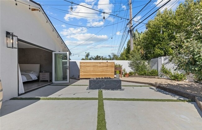 Building Photo - 240 W Gainsborough Rd