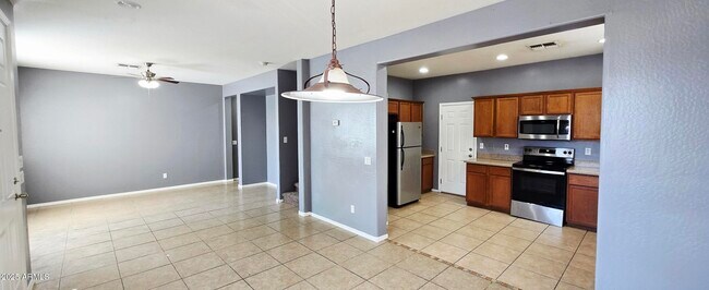 Building Photo - 587 S Buena Vista Ct