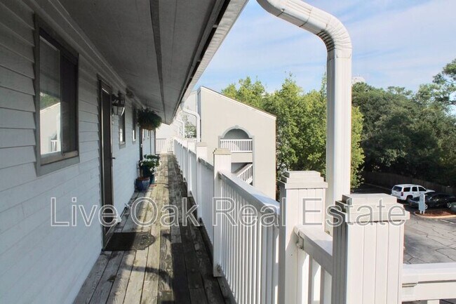 Building Photo - 3200 Lynnhaven Dr