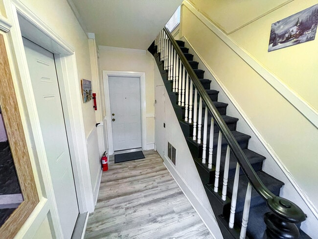 Building Photo - 206 E Main St