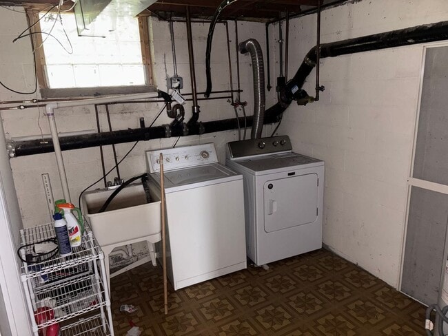 Building Photo - **NEW CARPETING** Abbey Lane Townhome 3 Beds 3 Baths!!