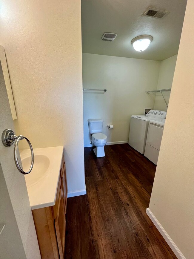 Building Photo - All Inclusive Duplex | 3 Bed |  2 Bath